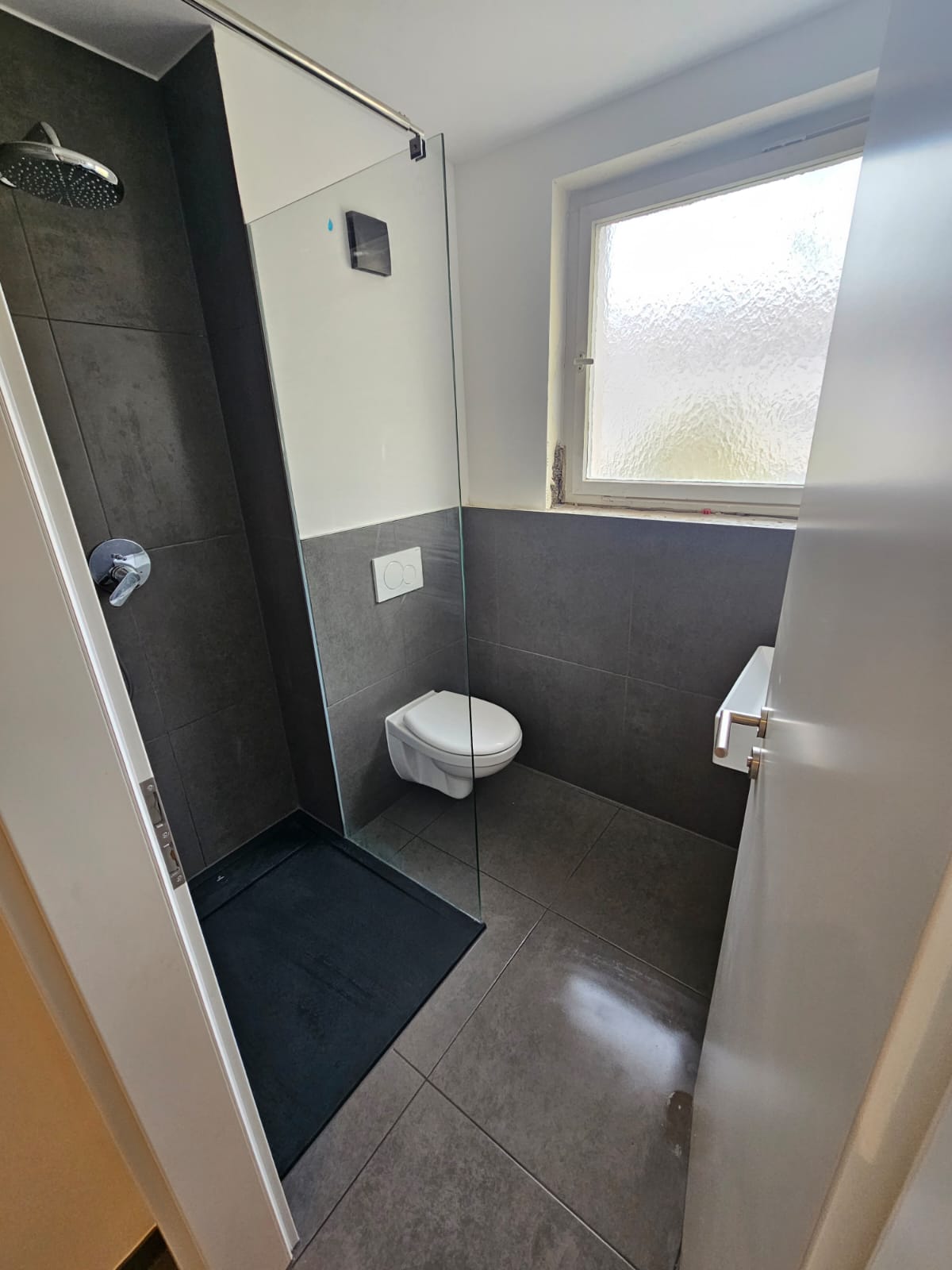 Handwerksarbeit und Bodenverlegung